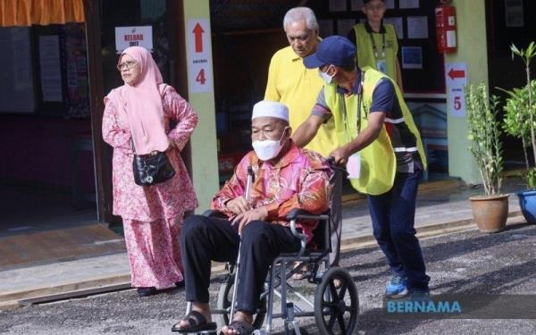Simpang Jeram by-election: Visually-impaired Armed Forces veteran performs civic duty