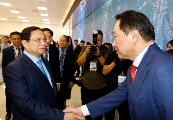 Vietnamese　Prime　Minister　Pham　Minh　Chinh　(left),　SK　Group　Chairman　Chey　Tae-won