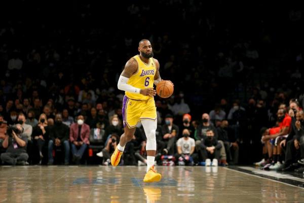 LeBron James announces he will return for 21st season