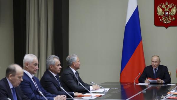 Russia scrambles troops, arms to counter Ukraine incursion