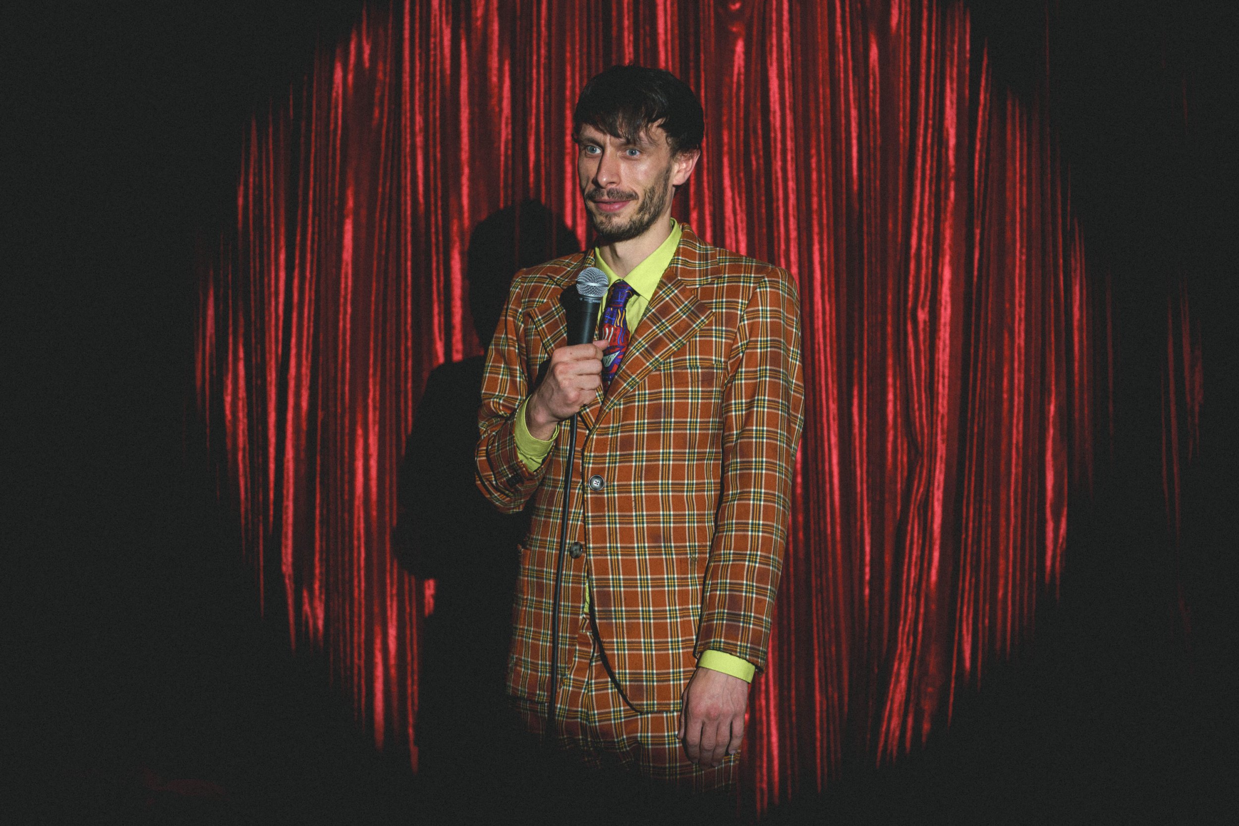 Richard Gadd as Donny Dunn on stage in Baby Reindeer 