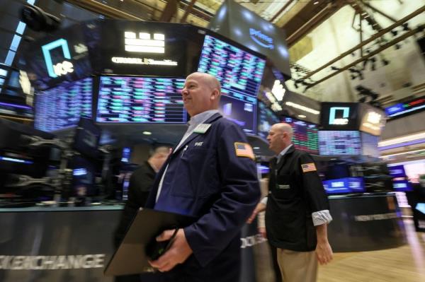 S&P 500 收盘下跌，银行股普遍走低，指数本周录得周涨幅