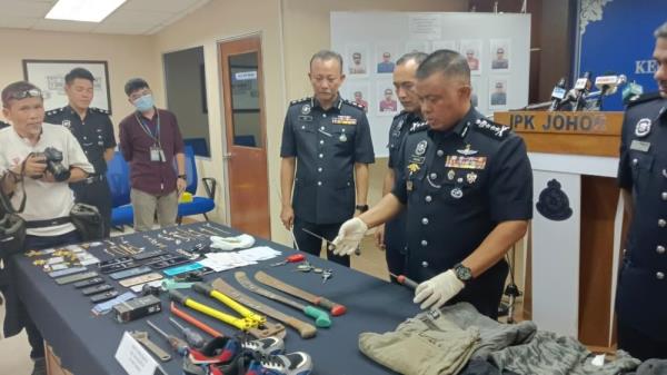 Johor police cripple notorious house robbery gang with arrest of eight men, two women