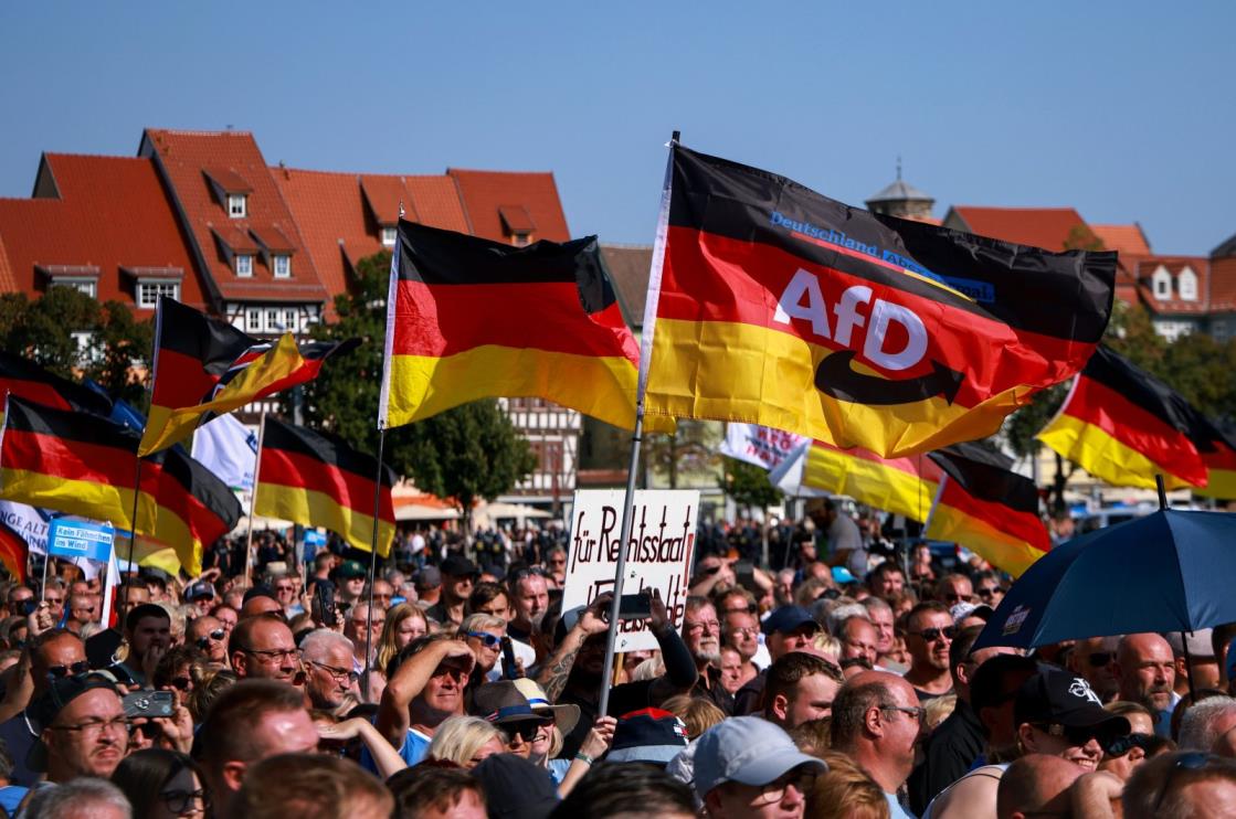 极右翼德国新选择党(AfD)的支持者在德国埃尔福特参加会议，2024年8月31日。(EPA图)
