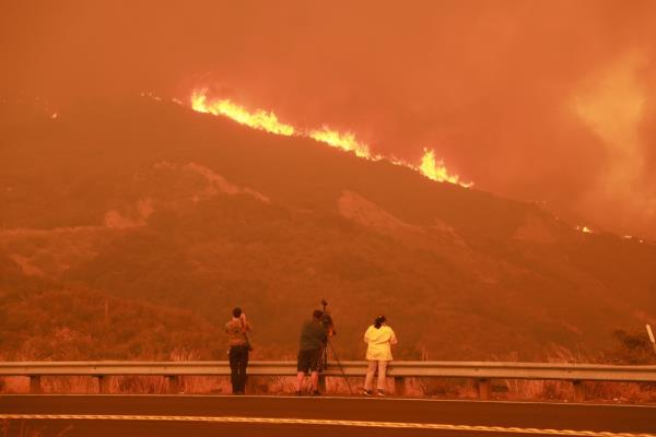 电视摄制组在9月7日拍摄,公路330被Line Fire吞没。