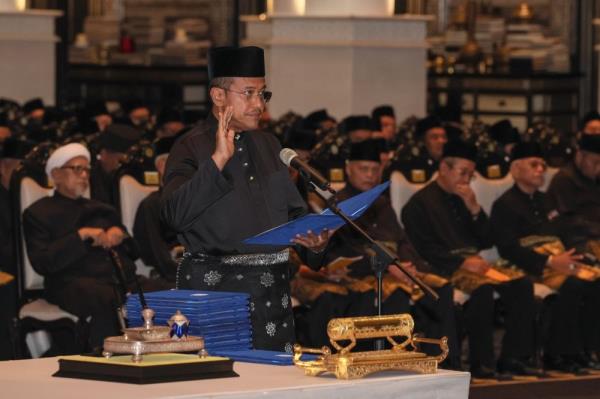 Ahmad Samsuri sworn in as Terengganu MB for second term