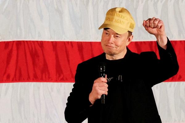 特斯拉首席执行官埃隆·马斯克和X车主，支持共和党总统候选人、前美国总统唐纳德·特朗普的埃隆·马斯克在美国PAC镇厅会议上谈到投票，地点为美国宾夕法尼亚州福尔索姆，时间为2024年10月17日。（路透社照片）