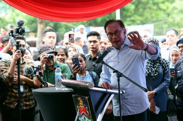 Foreign hires for barbers, goldsmiths and textiles sector will be allowed, says PM Anwar