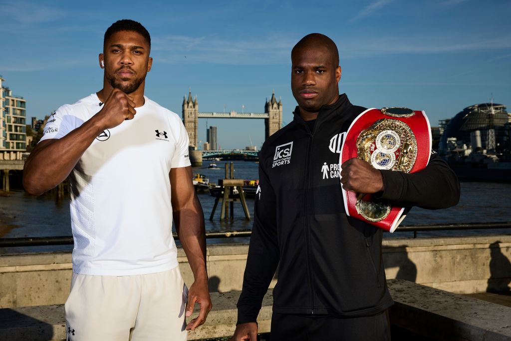 Anthony Joshua and Daniel Dubois pose for a picture