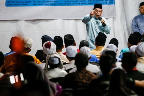 In Felda debt tit-for-tat, Anwar demands apology and RM200m compensation from Muhyiddin