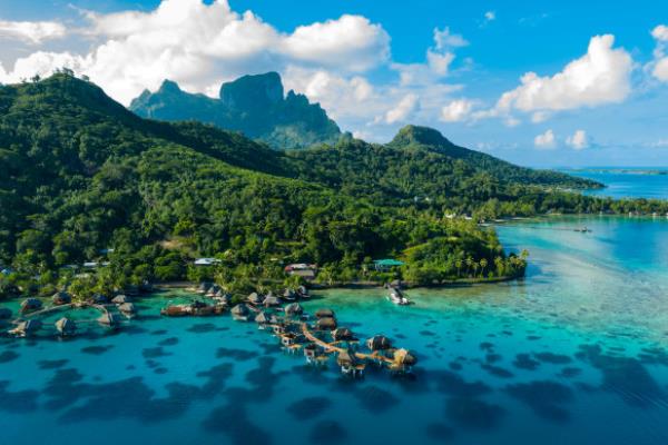 Bora Bora – 许多度假村提供儿童免费住宿、用餐或娱乐的优惠。