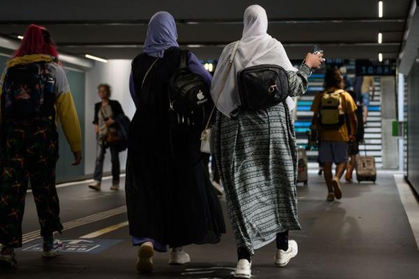 法国学校拒绝数十名穿着阿巴亚的女孩