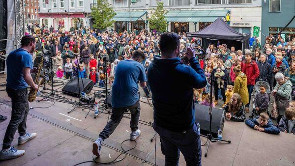 'It's just always a great time even though we're all queuing in the rain': Cork Jazz goers hold strong despite weather