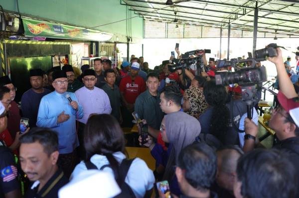 PM Anwar: Govt working on slight salary raise for civil servants 