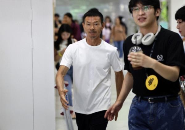 韩国足球明星孙兴慜的父亲孙雄中及孙足球学院院长，在6月26日于首尔举行签名售书活动。(联合通讯社)