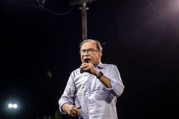 PM Anwar: Govt to prepare funds to raise workers' salaries in Malaysia