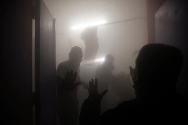 巴勒斯坦医护人员在加沙南部汗尤尼斯镇纳赛尔医院产房遭以色列空袭造成的损坏进行检查