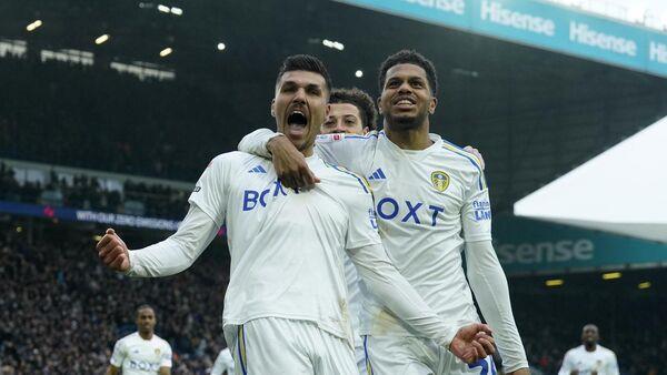 Leeds thump Ipswich to kick-start their bid for an instant Premier League return