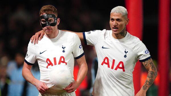 Ten man Spurs close gap on top four with battling win against Forest