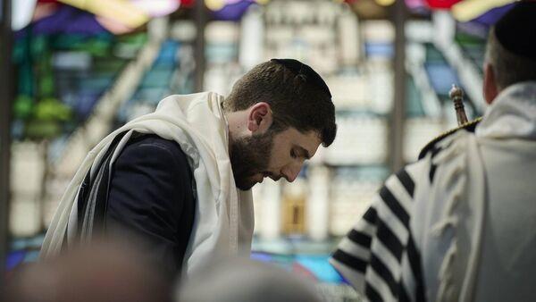 Chief Rabbi challenges people to look at the ‘bigger picture’