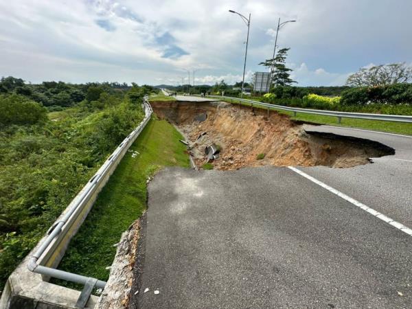 森林城市管理大楼在道路坍塌事件后的替代道路