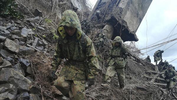 救援队在日本地震六天后仍在工作