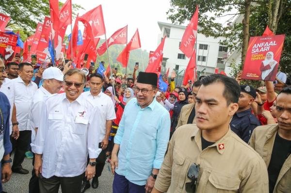 Pakatan-BN politicians turn out in force to support coalition candidates at Gombak nomination centre