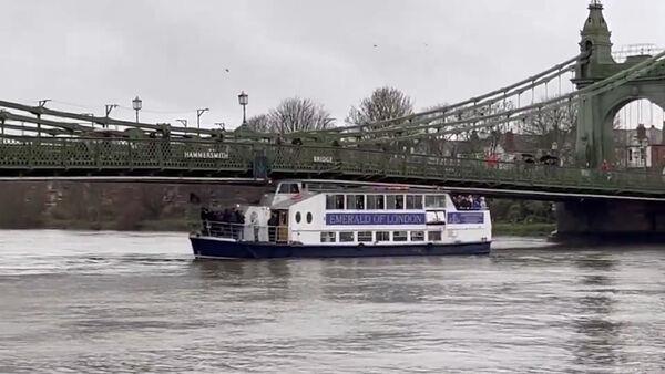 Boat carrying West Ham fans gets wedged under London’s Hammersmith Bridge