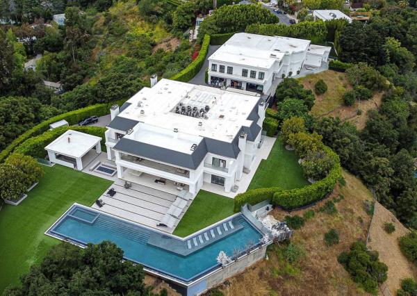 Bennifer's mansion is 12-bedrooms and 24-bathrooms.