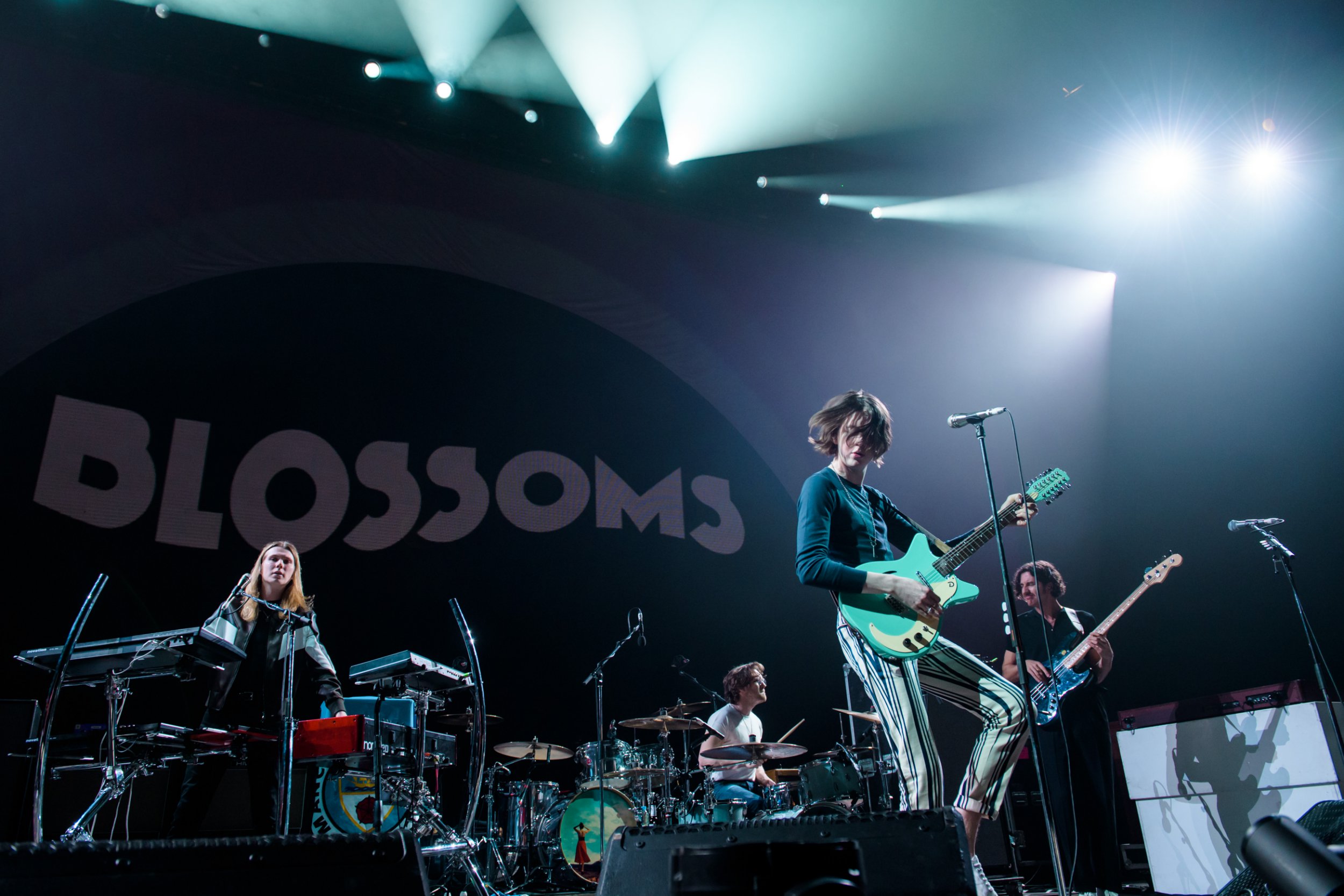 Blossoms乐队成员Myles Kellock,Joe Donovan,Tom Ogden和Charlie Salt作为Noel Gallagher的开场表演。