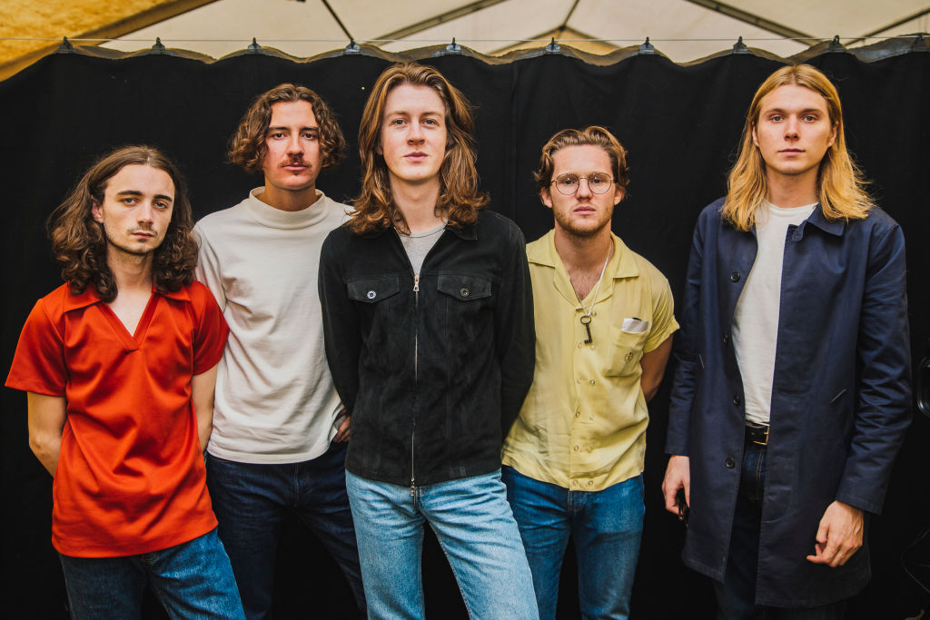 Blossoms的Josh Dewhurst,Myles Kellock,Tom Ogden,Joe Donovan,Charlie Salt的后台照片。他们都穿着休闲服装,看向镜头。