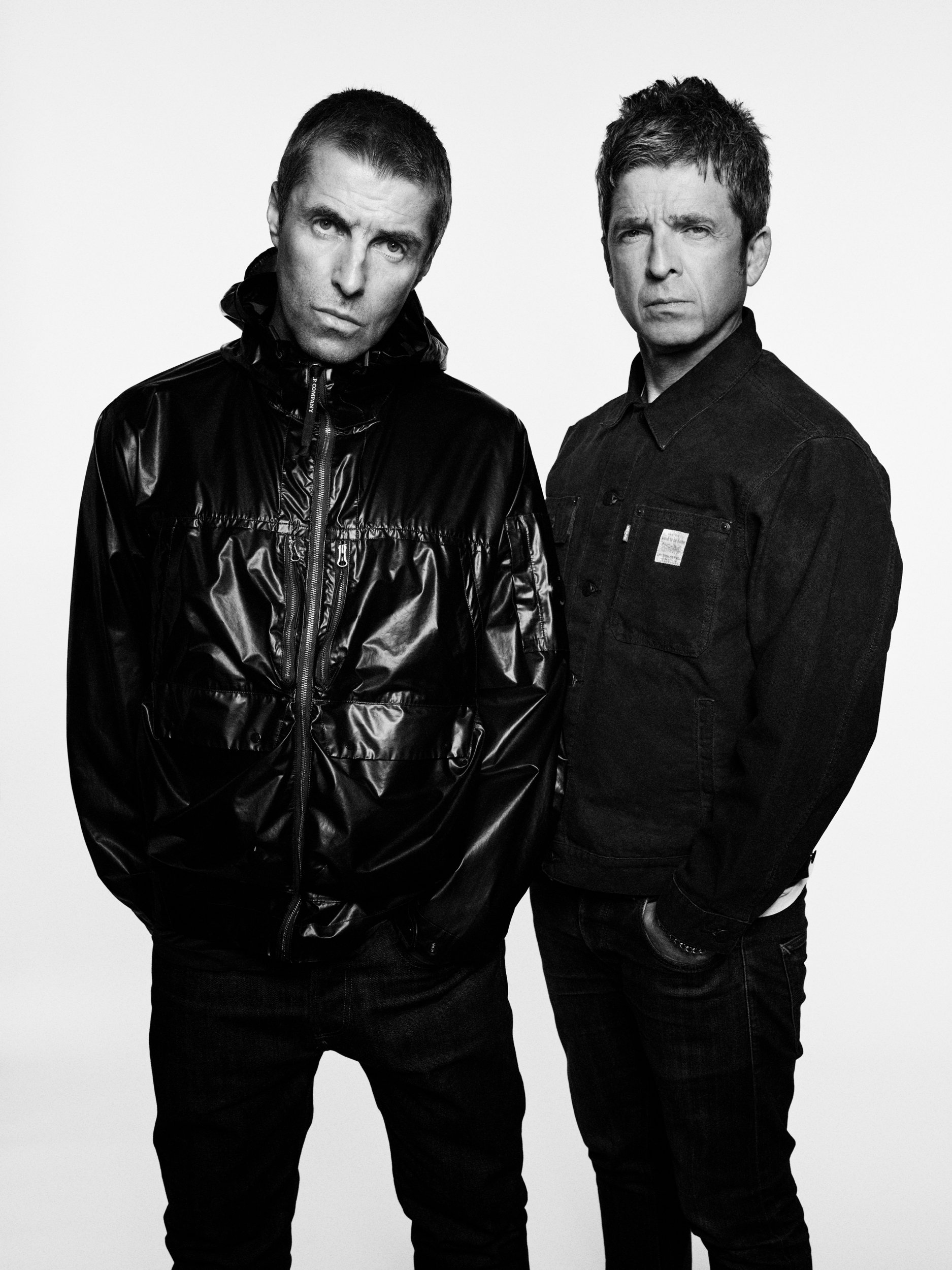 Liam Gallagher(左)和Noel Gallagher穿着全黑服装的灰色照片