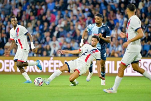 Paris Saint-Germain's French midfielder #33 Warren Zaïre-Emery runs with the ball during the French L1 football match between Le Havre AC and Paris Saint-Germain at the Stade Océane in Le Havre, northwestern France, on August 16, 2024.