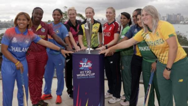 The captains of the 10 countries participating in the Women&#039;s T20 World Cup pose fore a photo with the trophy in Sydney. Photo: HT
