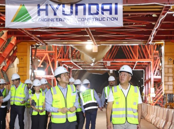 现代汽车董事长郑义宣（右）访问沙特阿拉伯Neom市的现代建设施工现场