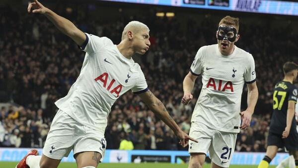 Spurs back to winning ways with rout of Newcastle