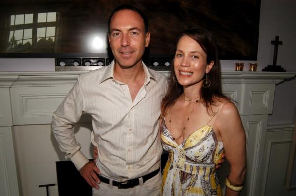 杰森正与第二任妻子朱莉在离婚条款和四个孩子的问题上进行法律争执。前夫妇在2009年汉普顿的一次聚会上合影。