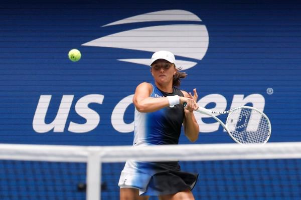 Swiatek crushes Peterson to begin US Open title defence