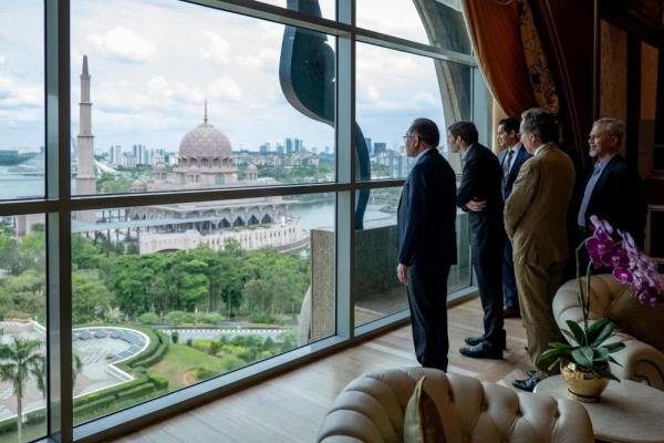 PM Anwar meets leading investors to explore strategic opportunities