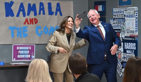 US Vice President and 2024 Democratic presidential candidate Kamala Harris and Minnesota Governor and 2024 Democratic vice presidential candidate Tim Walz take a selfie in front of the 