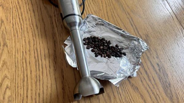 取出抽屉里的铝箔并包住末端。即使没有研磨机，你也可以喝到“小黑咖啡”