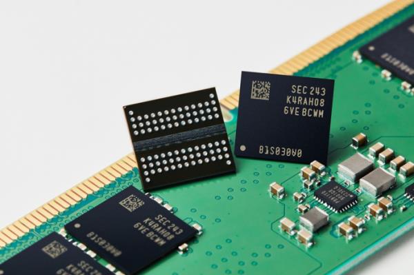A　researcher　at　a　Samsung　chip　cleanroom