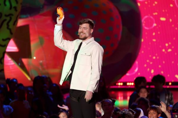 MrBeast accepts Nickelodeon Kids' Choice Award in 2023.