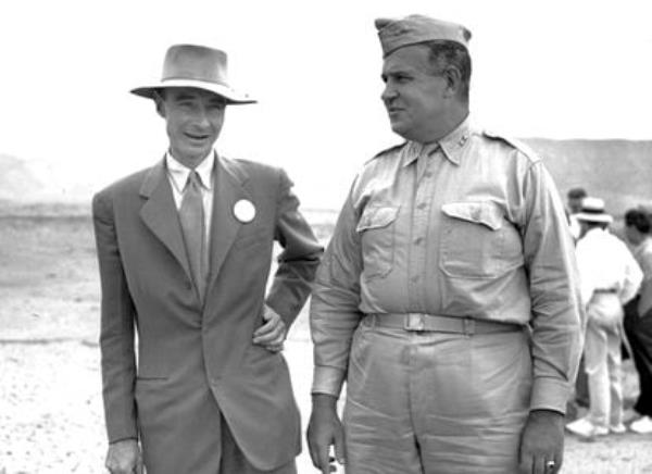 约翰·莱斯利·R·格罗夫斯将军和罗伯特·奥本海默检查1945年第一次原子弹测试的现场。