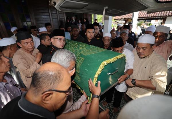 Family members, friends begin paying last respects to Salahuddin