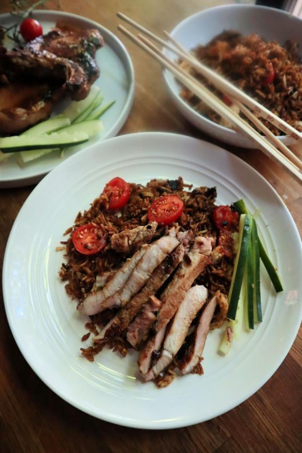 这些焦糖化的煎猪排是在同一个铸铁锅中制作的,就像炒饭一样。