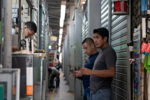 Guayaquil Bay, the port city's commercial center, closed around half of its stores due to the wave of violence unleashed in the city on January 9.