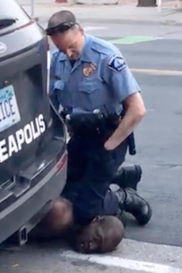 前明尼阿波利斯警官德里克·肖文用膝盖将乔治·弗洛伊德按在地上超过九分钟后被判处22年监禁。