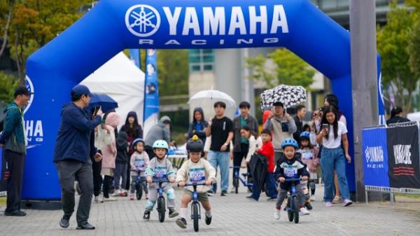 Participants join in an outdoor yoga session with activewear brand Mulawear on the south end of Banpo Bridge during Wellness Seoul 2024 on Sunday. (Im Se-jun/The Korea Herald)