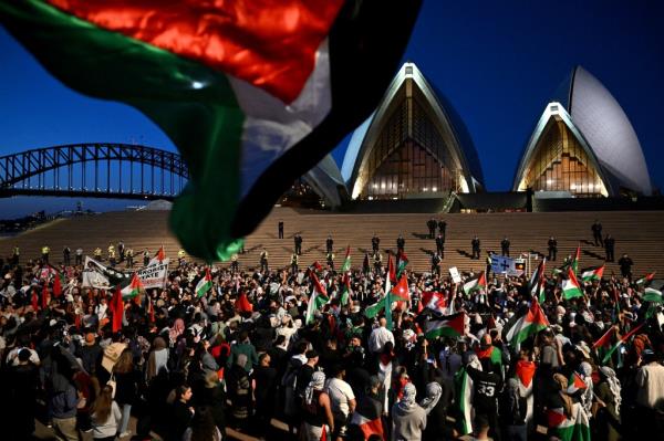 The rally drew about 1,000 people to protest against Israel Monday night.